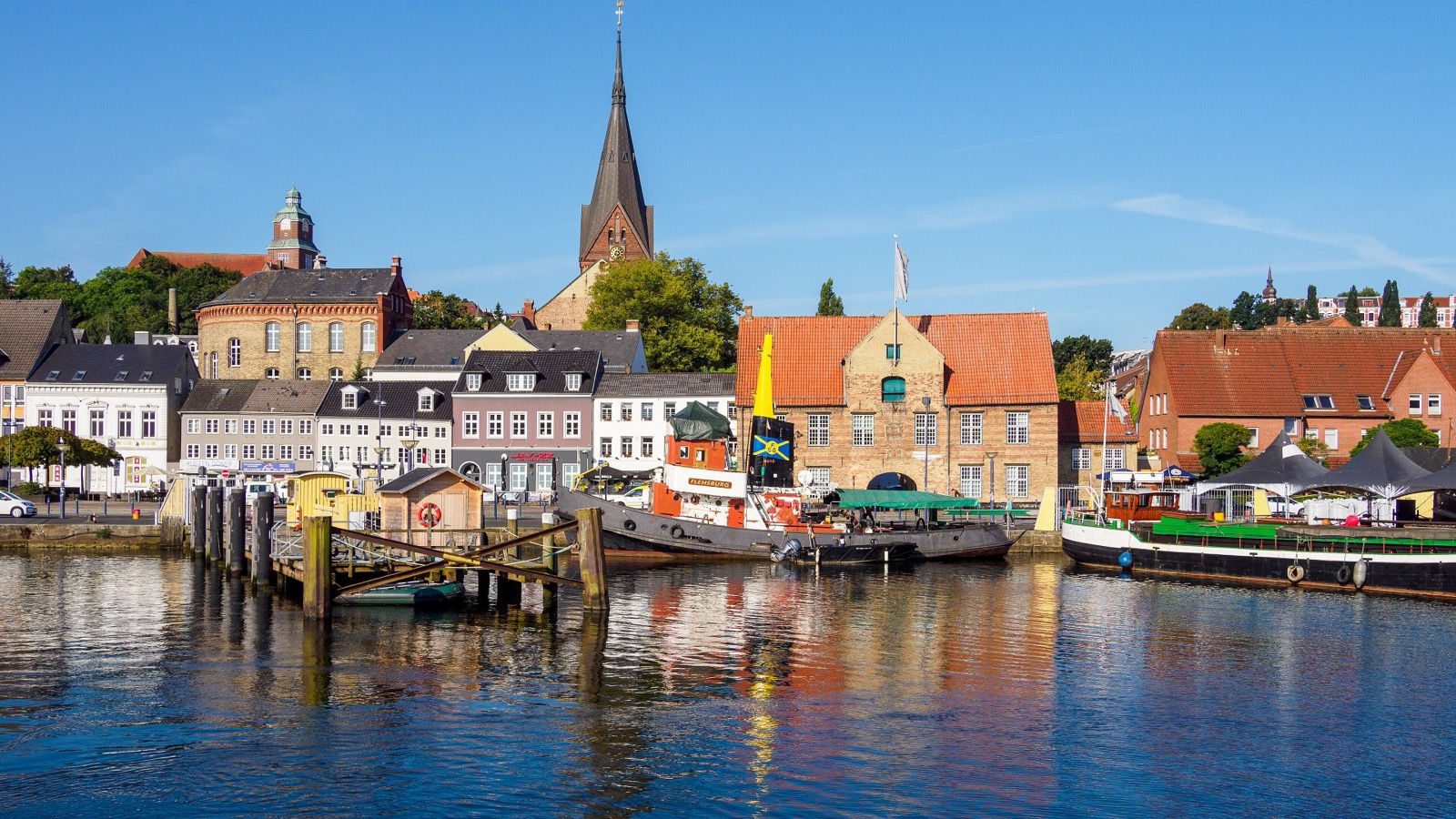 Flensburger Hafen an der Schiffbrücke mit Giebelhäusern und dem Turm von St. Marien