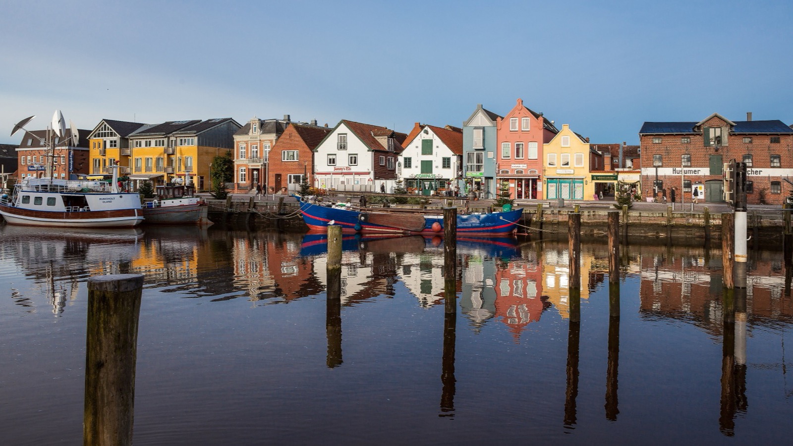 Husumer Binnenhafen mit bunten Giebelhäusern, die sich im Wasser spiegeln