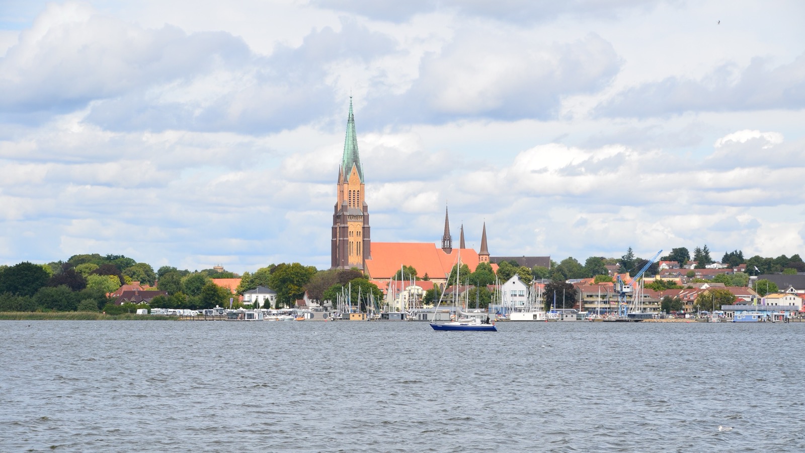 Blick über die Schlei auf Schleswig mit dem St.-Petri-Dom und dem Stadthafen